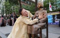ソウルの日本大使館前の慰安婦像。