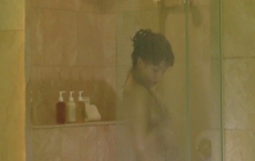 安西がいるホテルの部屋でシャワーを浴びる真理子