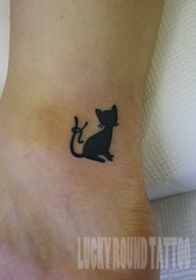 猫とイニシャルのタトゥー Lucky Round Tattoo