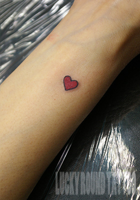 小さな赤いハートのタトゥー Lucky Round Tattoo