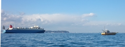 20141214-16-カワハギトーナメント大型船通過.JPG