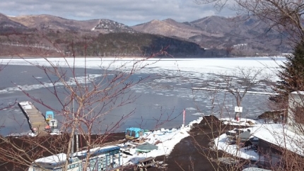 20150207-4-山中湖一部凍る1.JPG