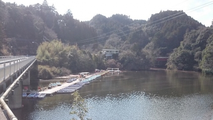 20150227-3-Ｍ亀山湖プリプラ1松下ボート俯瞰.JPG