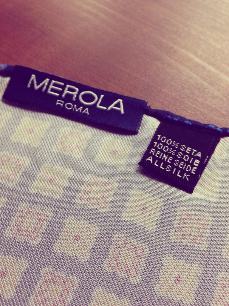 MEROLA（メローラ）40ozシルクポケットチーフ_ネイビー小紋柄③
