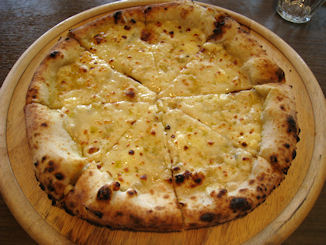 4種のチーズのピッツァ