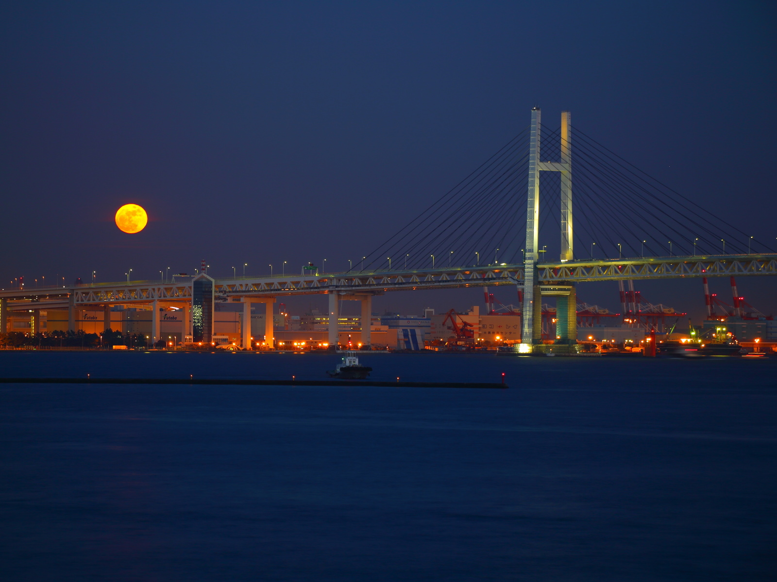 東京写真館 満月と横浜ベイブリッジ