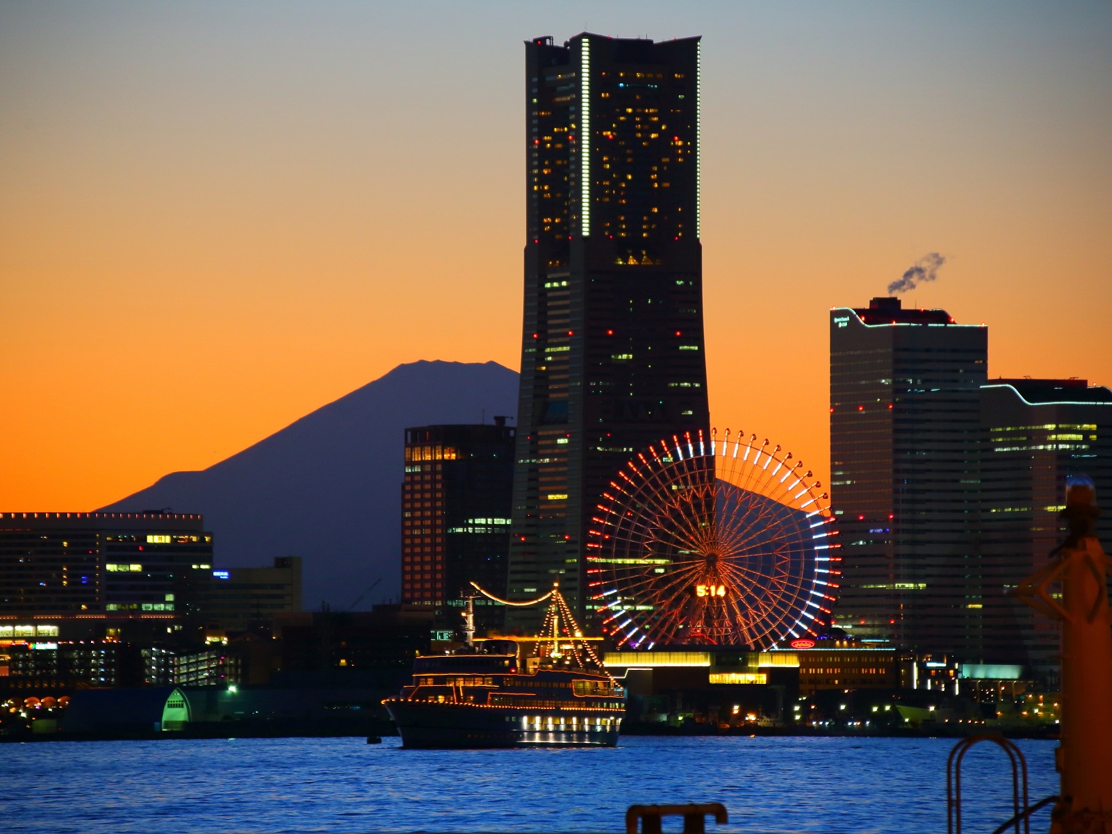 東京写真館 横浜の夕景 大黒ふ頭から見たみなとみらいと富士山の夕景写真