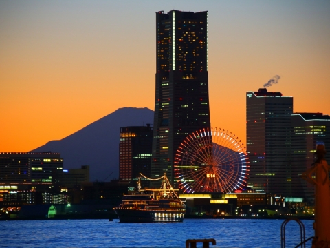 横浜の夕景　大黒ふ頭からみなとみらいと富士山
